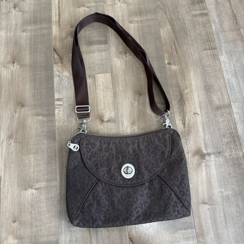 Baggallini Rio Crossbody Purse Turn Lock Brown Leopard Animal Print Nylon Travel